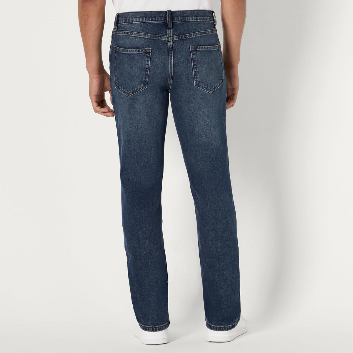 Amazon Essentials Men's Athletic Fit Jeans with Extra Room in Hip and Thigh, Low Stretch Denim, 5 Pocket Styling