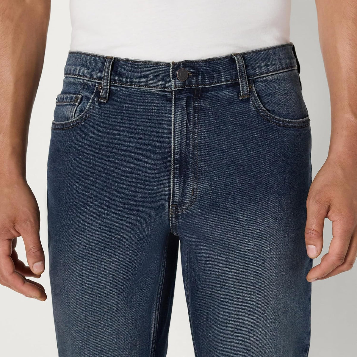 Amazon Essentials Men's Athletic Fit Jeans with Extra Room in Hip and Thigh, Low Stretch Denim, 5 Pocket Styling